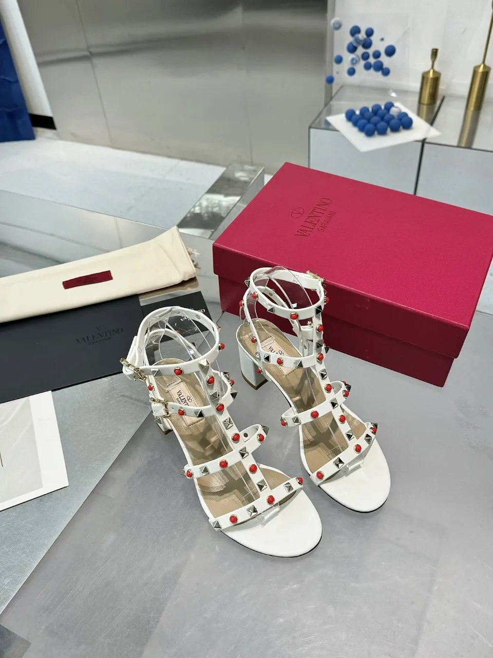 👟👟Ex-factory price 520👟👟 Valentino classic sandals with rivets ✔️Fashionable thick heel 9.5cm ✔️Mixed-breed sheepskin upper ✔️Mixed-breed sheepskin lining and foot pads ✔️Italian yellow cowhide outsole texture is clear and consistent with the counter ✔️Code number 35-40 (34, 41, 42 can be customized and not returned)